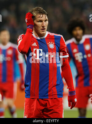 Bochum, Allemagne, le 23 janvier 2015, match de football amical, VfL Bchum vs Bayern Munich : Bastian Schweinsteiger gratte la tête de Munich. Credit : Juergen Schwarz/Alamy Live News Banque D'Images