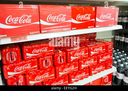 Supermarché Sainsbury's vente de boîtes et bouteilles de coca cola boissons non alcoolisées Banque D'Images