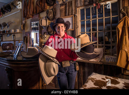 Chapelier Sheila Kirpatrick montre son célèbre creations à Twin Bridges, Montana, le 21 juin 2014. Sheila maintient l'art traditionnels inspirés de la hat fait en vie. (Photo par Ami Vitale) Banque D'Images