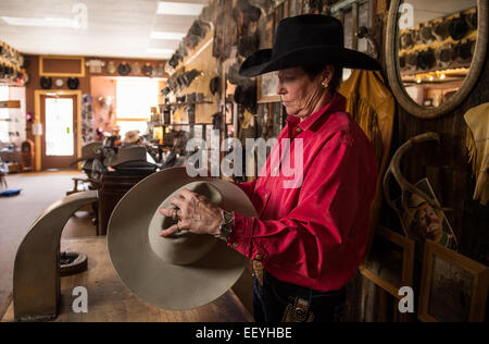 Chapelier Sheila Kirpatrick montre son célèbre creations à Twin Bridges, Montana, le 21 juin 2014. Sheila maintient l'art traditionnels inspirés de la hat fait en vie. (Photo par Ami Vitale) Banque D'Images