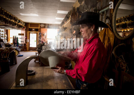 Chapelier Sheila Kirpatrick montre son célèbre creations à Twin Bridges, Montana, le 21 juin 2014. Sheila maintient l'art traditionnels inspirés de la hat fait en vie. (Photo par Ami Vitale) Banque D'Images