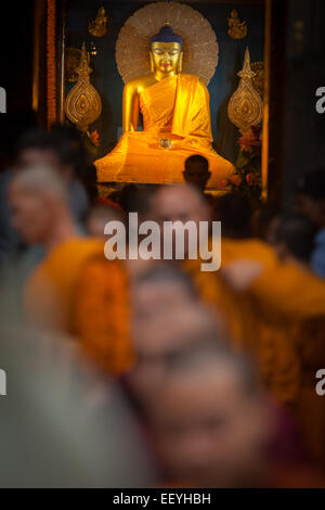 Les moines bouddhistes au culte du temple de la Mahabodhi de chambre, un jour après le terrorisme d'une bombe le 7 juillet 2013. Banque D'Images