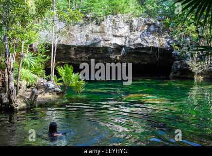 Nageur dans la Cenote Chikin Ha, Playa del Carmen, Riviera Maya, Yucatan, Mexique. Banque D'Images
