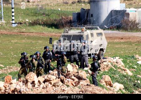 Les soldats israéliens sont à l'entrée de la Cisjordanie village palestinien de Nabi Saleh. Les soldats ont fermé la route menant au village à cause d'une des manifestations hebdomadaires de Palestiniens qui tentent d'accéder à leurs terres qui ont été prises par Israël. Vendredi hebdomadaire des manifestations contre l'occupation militaire et des colonies israéliennes illégales en Cisjordanie, en Palestine ont été arrêtés par des soldats israéliens et dispersées dans différentes villes. À Nabi Saleh, un petit village palestinien, situé au nord-ouest de Ramallah, les villageois et les activistes internationaux réunis pour le mois de mars Banque D'Images