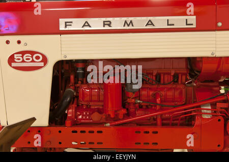 Close up d'un moteur de tracteur Farmall 560 Banque D'Images
