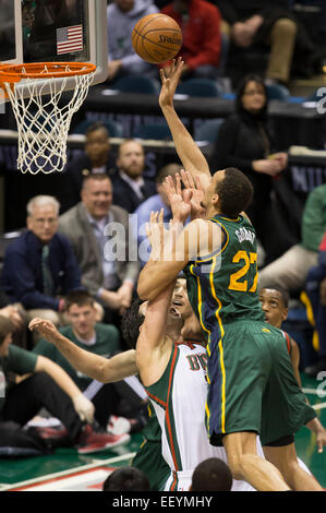 Milwaukee, WI, USA. 22 janvier, 2015. Utah Jazz center Rudy Gobert (27) va jusqu'à un tir au cours de la NBA match entre les Utah Jazz et les Milwaukee Bucks à la BMO Harris Bradley Center de Milwaukee, WI. L'Utah a battu Milwaukee 101-99. John Fisher/CSM/Alamy Live News Banque D'Images