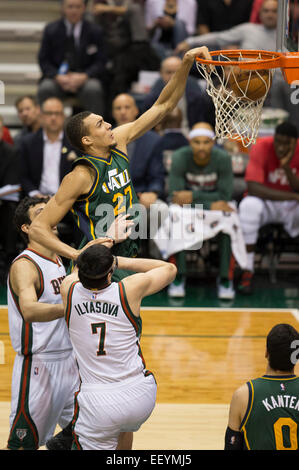 Milwaukee, WI, USA. 22 janvier, 2015. Utah Jazz center Rudy Gobert (27)les scores sur un dunk au cours de la NBA match entre les Utah Jazz et les Milwaukee Bucks à la BMO Harris Bradley Center de Milwaukee, WI. L'Utah a battu Milwaukee 101-99. John Fisher/CSM/Alamy Live News Banque D'Images