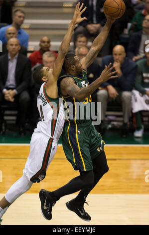 Milwaukee, WI, USA. 22 janvier, 2015. Utah Jazz avant Trevor Booker (33) va dans pour une mise en place au cours de la NBA match entre les Utah Jazz et les Milwaukee Bucks à la BMO Harris Bradley Center de Milwaukee, WI. L'Utah a battu Milwaukee 101-99. John Fisher/CSM/Alamy Live News Banque D'Images