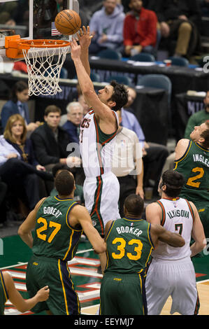 Milwaukee, WI, USA. 22 janvier, 2015. Milwaukee Bucks center Zaza Pachulia (27) va jusqu'à un tir au cours de la NBA match entre les Utah Jazz et les Milwaukee Bucks à la BMO Harris Bradley Center de Milwaukee, WI. L'Utah a battu Milwaukee 101-99. John Fisher/CSM/Alamy Live News Banque D'Images