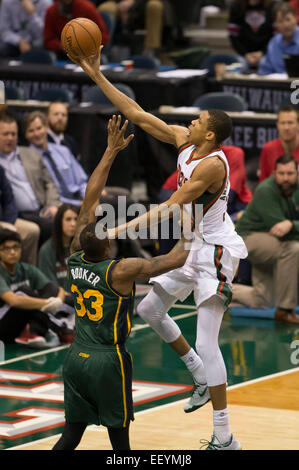 Milwaukee, WI, USA. 22 janvier, 2015. Milwaukee Bucks avant Giannis Antetokounmpo (34) va dans pour un tir au cours de la NBA match entre les Utah Jazz et les Milwaukee Bucks à la BMO Harris Bradley Center de Milwaukee, WI. L'Utah a battu Milwaukee 101-99. John Fisher/CSM/Alamy Live News Banque D'Images