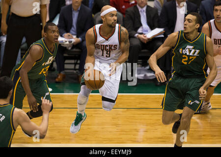 Milwaukee, WI, USA. 22 janvier, 2015. Garde Jerryd Bayless Milwaukee Bucks (19) lecteurs entre deux défenseurs de l'Utah au cours de la NBA match entre les Utah Jazz et les Milwaukee Bucks à la BMO Harris Bradley Center de Milwaukee, WI. L'Utah a battu Milwaukee 101-99. John Fisher/CSM/Alamy Live News Banque D'Images