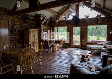 L'intérieur du chalet principal à Swan Mountain Outfitters. Niché dans la nature à proximité de Parc National de Glacier, ils offrent une variété de visites guidées et des randonnées à travers le souffle du Montana les forêts et les montagnes. (Photo par Ami Vitale) Banque D'Images