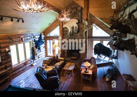 L'intérieur du chalet principal à Swan Mountain Outfitters. Niché dans la nature à proximité de Parc National de Glacier, ils offrent une variété de visites guidées et des randonnées à travers le souffle du Montana les forêts et les montagnes. (Photo par Ami Vitale) Banque D'Images