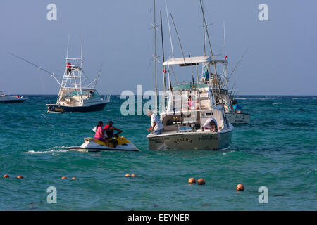 Jet Ski Taxiing passagers d'une rive à leurs bateaux. Playa del Carmen, Riviera Maya, Yucatan, Mexique. Banque D'Images