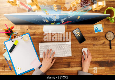 Femme travaillant avec l'ordinateur placé sur le bureau en bois. Prise de vue aérienne Banque D'Images