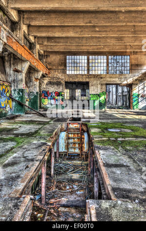 Fosse de visite dans un atelier à l'abandon Banque D'Images