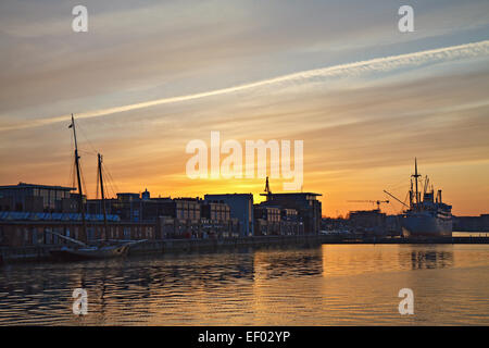 Vue sur le port de la ville de Rostock au coucher du soleil. Banque D'Images