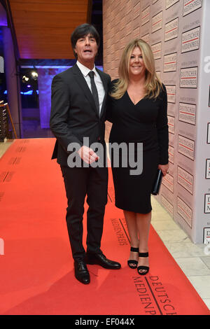 Baden-Baden, Allemagne. 23 Jan, 2015. L'entraîneur de l'équipe nationale de football allemand Joachim Loew (L) et son épouse Daniela arrivent pour la cérémonie de remise des Prix des médias allemands à Baden-Baden, Allemagne, 23 janvier 2015. Loew a reçu le Prix 2014 des médias allemands. Photo : Uli Deck/dpa/Alamy Live News Banque D'Images