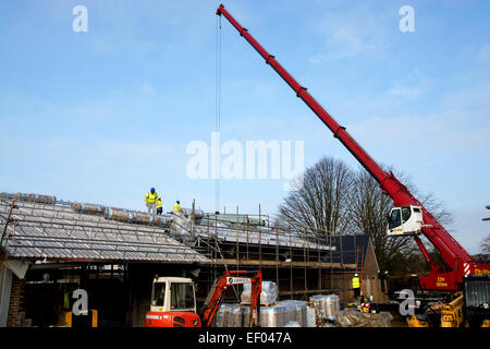 De nombreuses chaînes de supermarchés ferment, les économies financières et l'arrêt de la construction de nouveaux magasins. Cependant, le travail se poursuit dans la construction de ce magasin Sainsbury's à Maidstone dans le Kent au Royaume-Uni. Banque D'Images