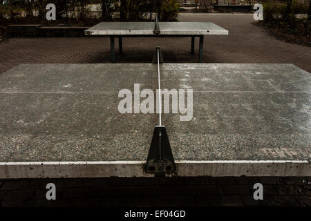 Les tables de tennis de table en plein air dans un parc de la ville de Munich, en Allemagne. Banque D'Images