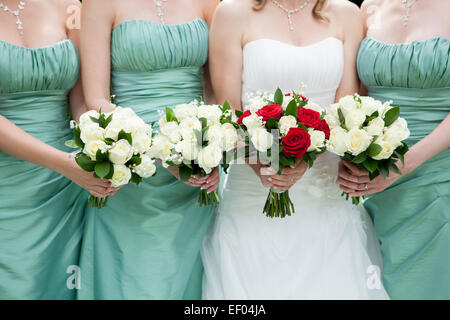 Close Up de la mariée et demoiselles d'holding Flowers Banque D'Images