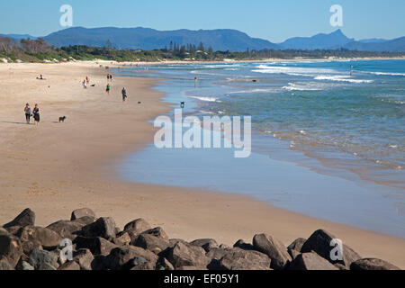 Les touristes se promenant sur la plage de Byron Bay, le long de la mer de Corail, New South Wales, Australie Banque D'Images