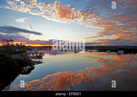 Vue sur la rivière et les jardins de thé Myall, banlieue près de coucher du soleil à Hawks Nest, New South Wales, Australie Banque D'Images