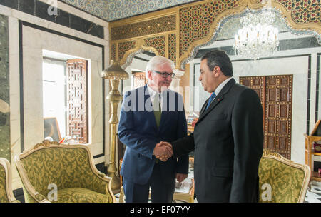 Le ministre allemand des affaires étrangères, Frank-Walter STEINMEIER (SPD, l) rencontre tunisienne Premier ministre Mehdi Jomaa à Tunis, Tunisie, 24 janvier 2015. Steinmeier est actuellement sur un voyage de quatre jours pour les pays du Maghreb en Afrique du Nord, dont le Maroc, Tunisie et Algérie. Photo : Lukas Schulze/dpa Banque D'Images