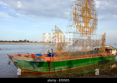 Une grande barge utilisés pour tourner d'artifice lors du Festival de l'eau de Phnom Penh est amarré sur le Mékong à Phnom Penh, Cambodge. Banque D'Images
