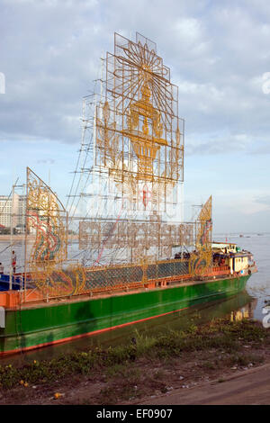 Une grande barge utilisés pour tourner d'artifice lors du Festival de l'eau de Phnom Penh est amarré sur le Mékong à Phnom Penh, Cambodge. Banque D'Images