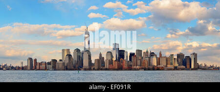 Le centre-ville de Manhattan au coucher du soleil sur la rivière Hudson à New York City Banque D'Images