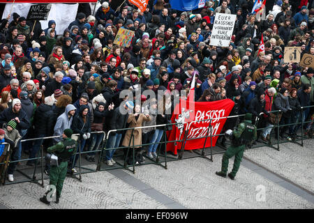 Bamberg, Allemagne. 24 Jan, 2015. Les manifestants brandir des pancartes 'Nazis out - Réfugiés dans' et 'Votre racisme empêche votre intégration" à Bamberg, Allemagne, 24 janvier 2015. Une alliance contre l'extrémisme de droite proteste sous la devise 'Bamberg s'élève contre les Nazis - Bamberg protège les réfugiés' contre une manifestation d'extrême droite contre "l'abus d'asile'. PHOTO : DAVID EBENER/dpa/Alamy Live News Banque D'Images