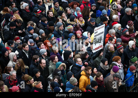 Bamberg, Allemagne. 24 Jan, 2015. Les manifestants occupent des un panneau disant "plein emploi par l'ÉMIGRATION - La partie' à Bamberg, Allemagne, 24 janvier 2015. Une alliance contre l'extrémisme de droite proteste sous la devise 'Bamberg s'élève contre les Nazis - Bamberg protège les réfugiés' contre une manifestation d'extrême droite contre "l'abus d'asile'. PHOTO : DAVID EBENER/dpa/Alamy Live News Banque D'Images