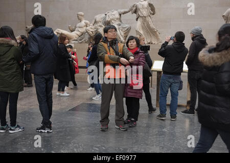 Londres, Royaume-Uni. 22 janvier, 2015. Les touristes et visiteurs du British Museum, Londres, prendre 'selfies' d'eux-mêmes à l'aide de bâtons selfies - un monopod utilisée pour prendre des photographies selfies en positionnant un smartphone ou appareil photo au-delà de la plage normale de l'arm Crédit : David Stock/Alamy Live News Banque D'Images