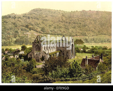 L'abbaye de Tintern, située au pays de Galles, est un site historique important, connu pour ses impressionnantes ruines d'un monastère cistercien fondé en 1131. L'abbaye est un symbole de l'architecture religieuse médiévale et se trouve dans le cadre de la pittoresque vallée de Wye. Il a été une source d'inspiration pour les poètes, notamment William Wordsworth. Banque D'Images
