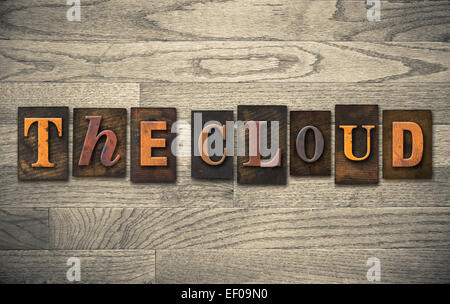 Les mots "LE NUAGE' écrit en bois vintage type typographique. Banque D'Images