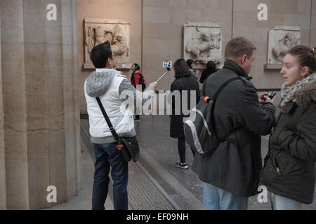 Londres, Royaume-Uni. 22 janvier, 2015. Les touristes et visiteurs du British Museum, Londres, prendre 'selfies' d'eux-mêmes à l'aide de bâtons selfies - un monopod utilisée pour prendre des photographies selfies en positionnant un smartphone ou appareil photo au-delà de la plage normale de l'arm Crédit : David Stock/Alamy Live News Banque D'Images