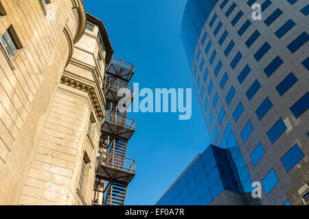 Escalier de secours incendie métallique sur la façade de l'immeuble ancien Banque D'Images