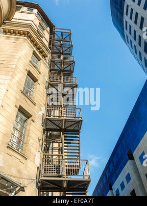 Escalier de secours incendie métallique sur la façade de l'immeuble ancien Banque D'Images