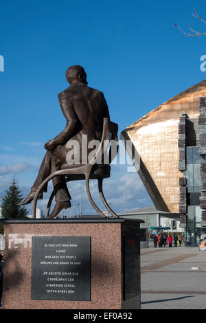 Ivor Novello Statue Millennium Centre Cardiff Bay Cardiff au Pays de Galles Banque D'Images