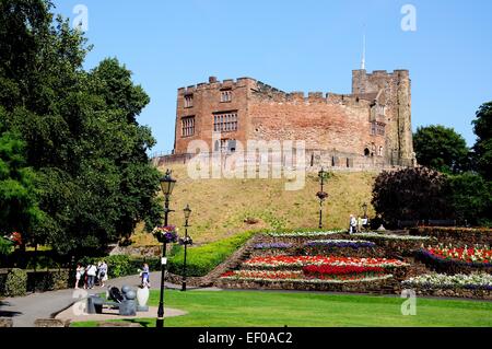 Vue sur les jardins du château avec le château normand à l'arrière, Tamworth, Staffordshire, Angleterre, Royaume-Uni, Europe de l'Ouest. Banque D'Images