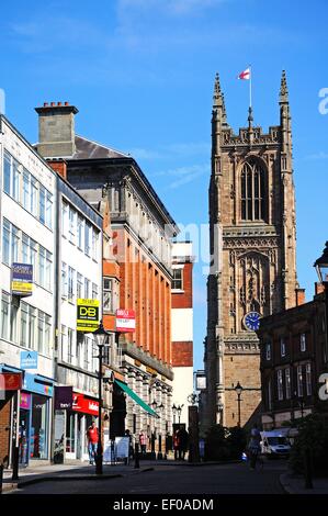 Le long de la porte de fer shopping Street en direction de la cathédrale de Tous les Saints, Derby, Derbyshire, Angleterre, Royaume-Uni, Europe de l'Ouest. Banque D'Images