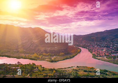 Soir vue panoramique de Mtskheta ville et rivière Kura de monastère de Jvari au coucher du soleil. Pays Géorgie Banque D'Images