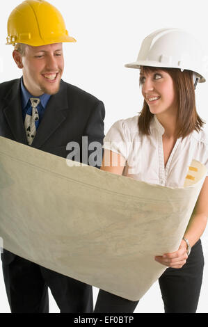 Deux architectes looking at blueprints Banque D'Images