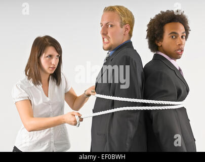 Deux hommes d'ensemble femme attacher avec une corde Banque D'Images