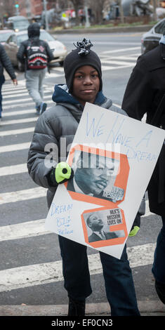 Les étudiants de l'École Pays Manhattan avec leurs familles et amis participent à leur 27e Martin Luther King Jr. marche commémorative à New York, organisé par la 8e année, le lundi, Janvier 19, 2015. Les marcheurs honoré la mémoire du Roi dans leur mars à Harlem, à partir de l'emplacement de la Renaissance Ballroom et arrêt sur différents sites pour lire les discours et les lettres écrites par les élèves. (© Richard B. Levine) Banque D'Images