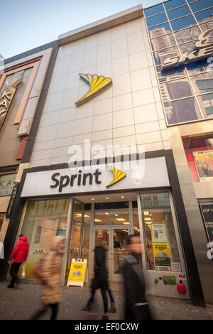 Un magasin à Herald Square à New York, le vendredi 23 janvier 2015. Google a annoncé qu'il va vendre aux consommateurs de services sans fil en utilisant à la fois le sprint et T-Mobile networks. (© Richard B. Levine) Banque D'Images