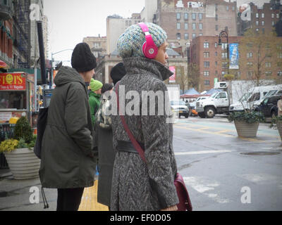 Une femme porte ses Beats by Dr. Dre écouteurs comme elle marche dans l'Union Square à New York, le samedi 6 décembre 2014. (© Richard B. Levine) Banque D'Images