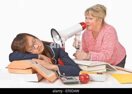 Teacher holding megaphone à côté étudiant couchage Banque D'Images