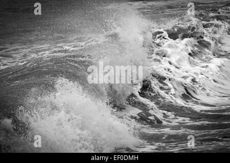 Vagues en noir et blanc, Aberystwyth, Pays de Galles Banque D'Images